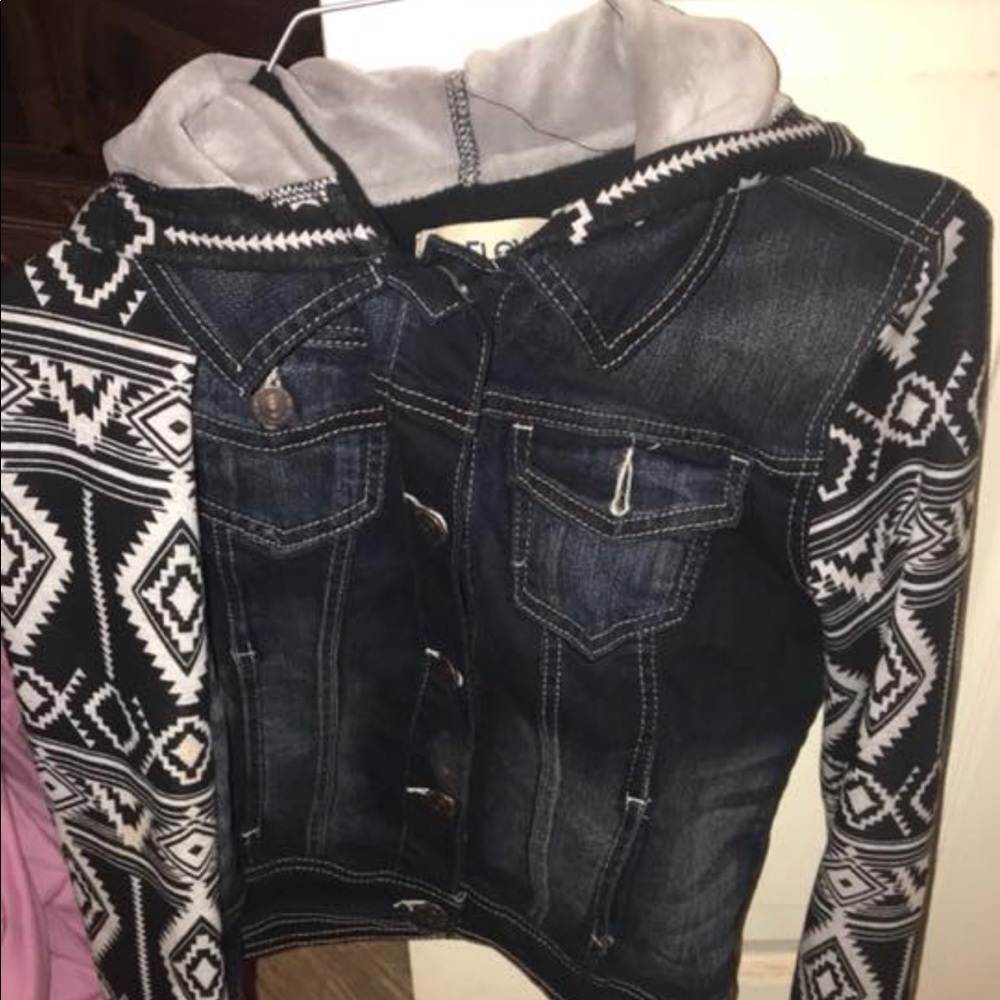 Nice jean jacket never worn! Fits like a small!